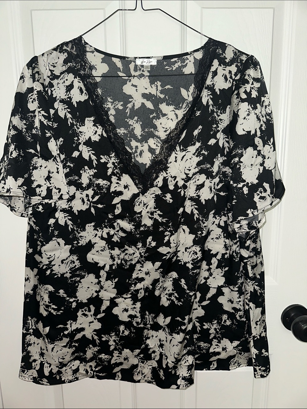 Tea Rose Black & White Floral V-Neck Blouse